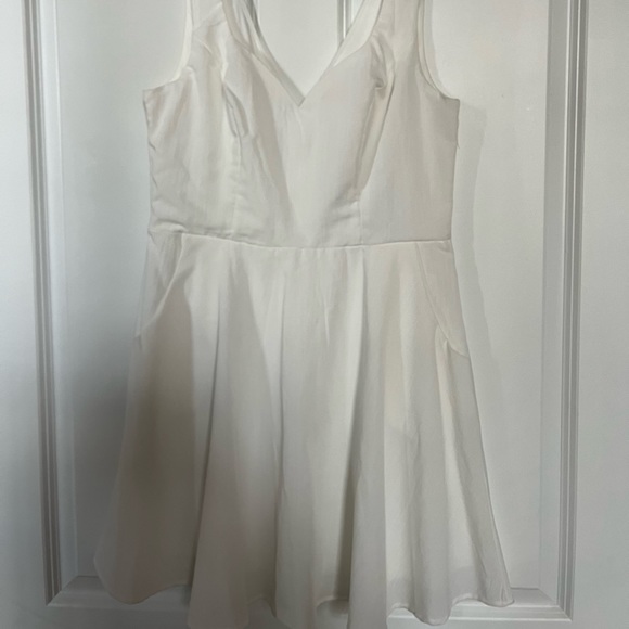 Little white dress - Picture 1 of 3